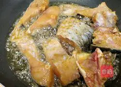 Illustration of how to make baked grass carp in casserole 3