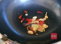 Illustration of how to cook shrimps with chili pepper during the Lantern Festival on the 15th day of the first lunar month 7