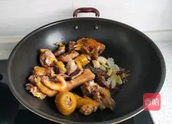 #Northeast#Chicken stewed with potatoes illustration 5