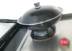 Illustration of how to cook lotus root segments in pumpkin soup 6