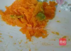 Illustration of how to make stuffed pumpkin glutinous rice balls 1