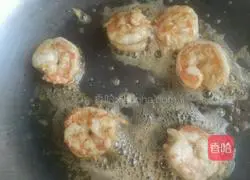 Illustration of how to make shrimp and tomato pasta 6