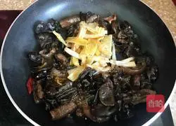 Illustration of how to make sea cucumber fried with green onions 12