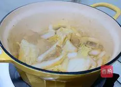 Illustration of how to stew vermicelli with Chinese cabbage, pork and tofu 3