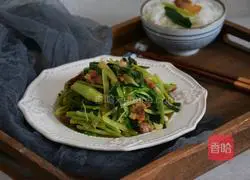 Illustration of how to stir-fry meat with parsley and garlic sprouts 6