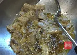 Illustration of how to make twice-cooked pork with double peppers 1