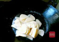 Illustration of how to make twice-cooked potato pork 3