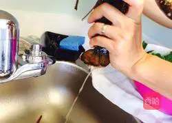 Illustration of how to make ginger and scallion lobster 2