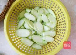 Illustration of how to make loofah crispy pork 1