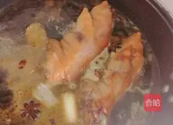 Illustration of how to make soy pig trotters 8