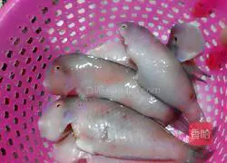 Illustration of how to make golden fried fish 2