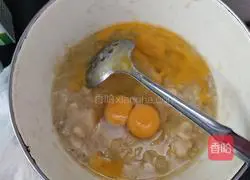 Illustration of how to make banana egg pancake 4