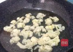 Illustration of how to make fried cauliflower with shrimps 3
