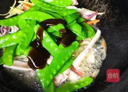  Illustration of how to make fried squid with snow peas 4