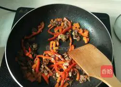 Illustration of how to make black pepper beef pasta 2