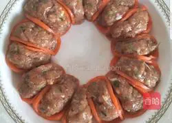 Illustration of how to make carrot meat rolls 4