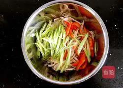 Illustration of how to make strange chicken shredded cold noodles 11