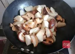 Illustration of how to make braised pork with radish and mushrooms 7