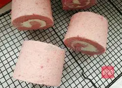 Illustration of how to make dragon fruit cream cake roll 18