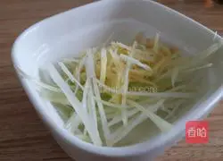 onion Illustration of how to make fried crab with ginger 6