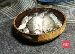 Illustration of spicy small crucian carp recipe 2