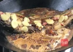 Illustration of how to cook whole fish with ginger 11