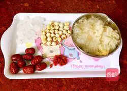 Illustration of how to make rock sugar, tremella and lotus seed soup 1