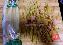 Illustration of how to make fried ham and pasta 1