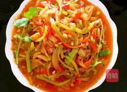 Illustration of how to stir-fry eggplant shreds with green and red peppers 5