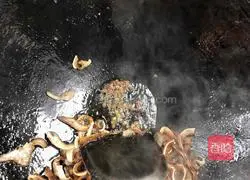 Illustration of how to stir-fry pig ears with three peppers 5