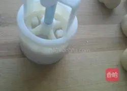 Cantonese bean paste mooncake recipe illustration 9