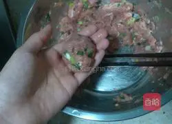 Illustration of how to make pearl meatballs 10