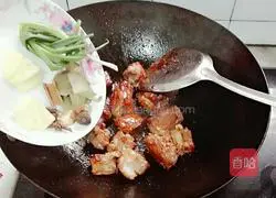 Illustration of how to cook pork ribs and stewed baby potatoes 5