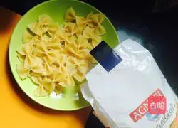 Classic Illustration of how to make butterfly meat sauce pasta 3