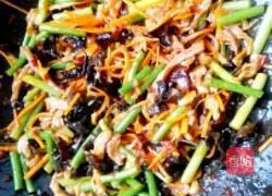 Illustration of how to make fish-flavored shredded pork with garlic moss 13