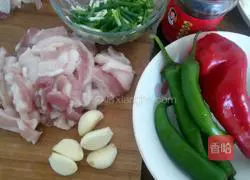 Illustration of how to make Xiangxi stir-fried pork 1