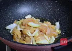 Illustration of how to stir-fry chicken tenders in oyster sauce with onions 3