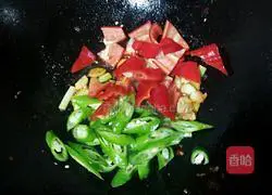 Illustration of how to make fresh bamboo shoots, fungus and twice-cooked pork 11