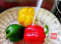 Illustration of how to stir-fry shrimps with colored peppers 5