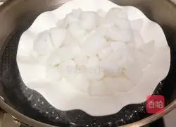 Cantonese cuisine - illustration of how to make pork cheong fun with mixed sauce 2