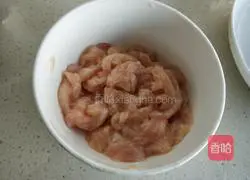 Illustration of how to make silver sprout chicken shreds 1