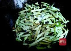 Illustration of how to stir-fry shredded eggplant with minced meat 6