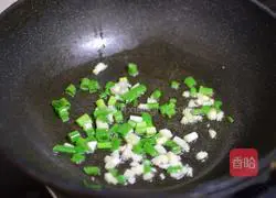 Illustration of how to make stir-fried pork rinds 4