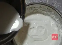 Illustration of how to make crystal mousse cake 6