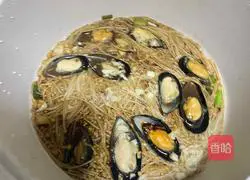 Illustration of braised mussels and enoki mushrooms 8