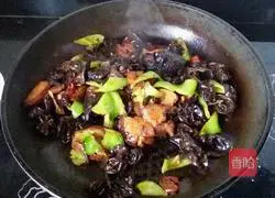 Home-style twice-cooked pork recipe 9
