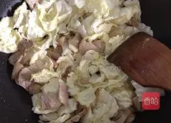 Illustration of how to cook twice-cooked pork with cabbage 8