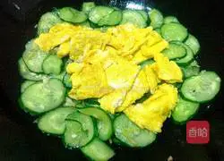 Illustration of how to make cucumber and scrambled eggs 8