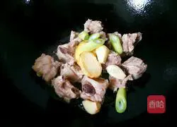 Illustration of how to cook pork ribs with colored peppers and potatoes 8