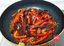 Illustration of the recipe for twice-cooked pork with sweet pepper and fungus 13